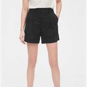 GAP 5” Pleated Khaki Shorts